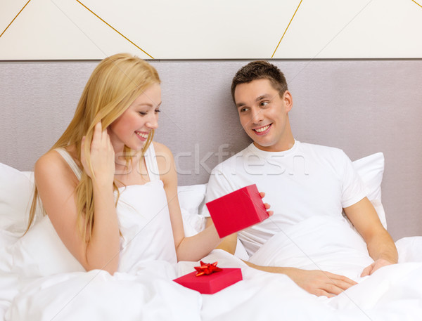 Hombre mujer pequeño rojo caja de regalo hotel Foto stock © dolgachov