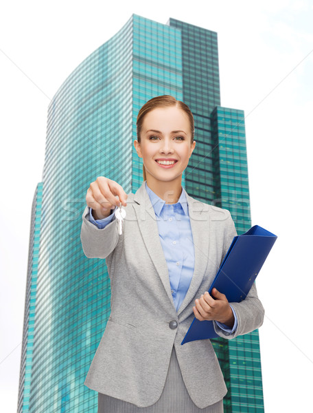 Foto stock: Sonriendo · mujer · de · negocios · carpeta · claves · negocios · inmobiliario