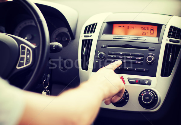 Człowiek samochodu audio stereo transport pojazd Zdjęcia stock © dolgachov