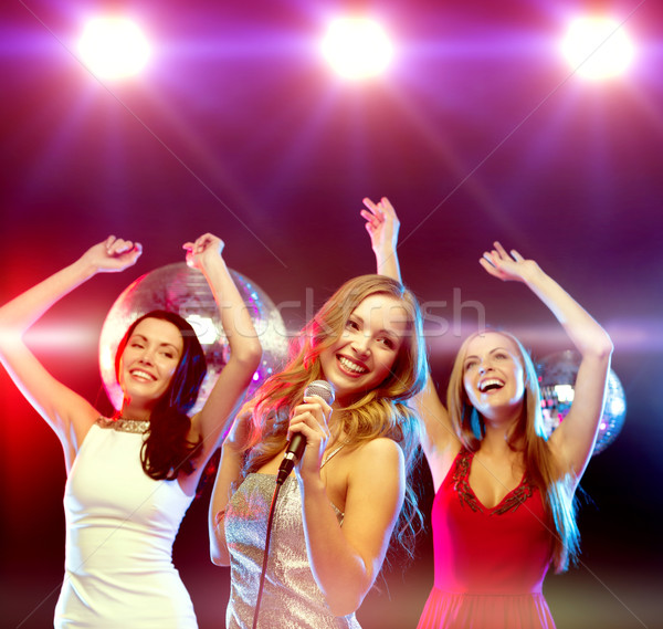 Foto stock: Tres · sonriendo · mujeres · baile · cantando · karaoke