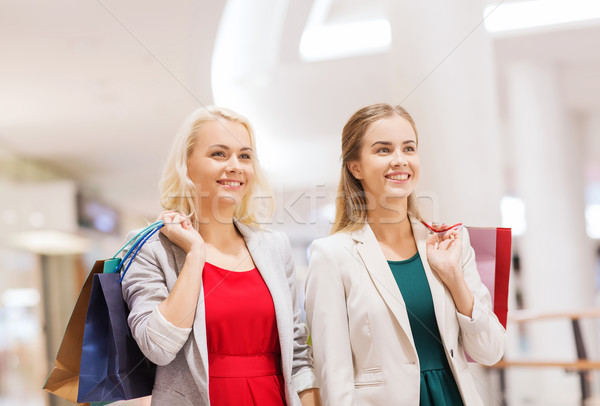 Gelukkig jonge vrouwen mall verkoop Stockfoto © dolgachov