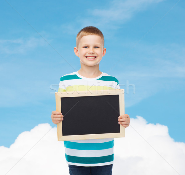 Sorridente pequeno menino preto quadro-negro Foto stock © dolgachov