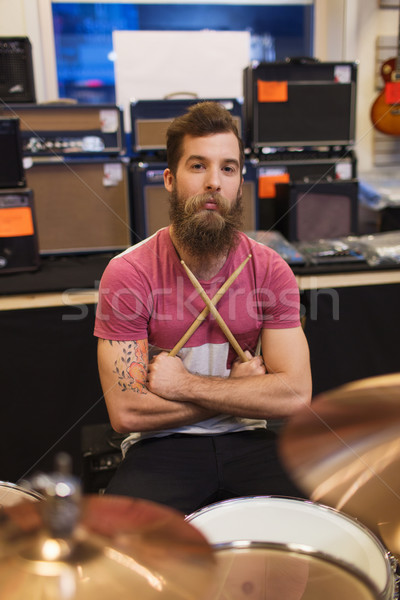 Masculino músico música armazenar venda pessoas Foto stock © dolgachov