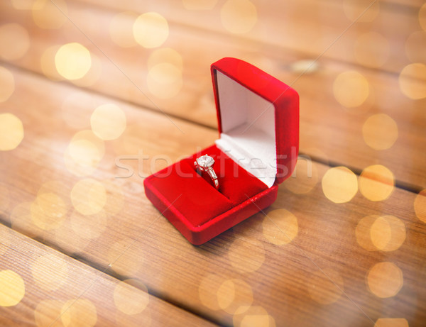 Közelkép ajándék doboz gyémánt eljegyzési gyűrű javaslat eljegyzés Stock fotó © dolgachov