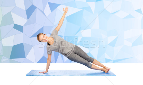 Frau Yoga Seite Planke darstellen Stock foto © dolgachov