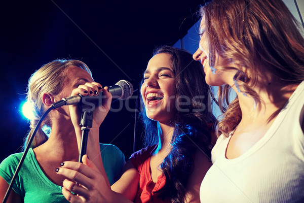 Fericit femeile tinere cântat karaoke club de noapte petrecere Imagine de stoc © dolgachov
