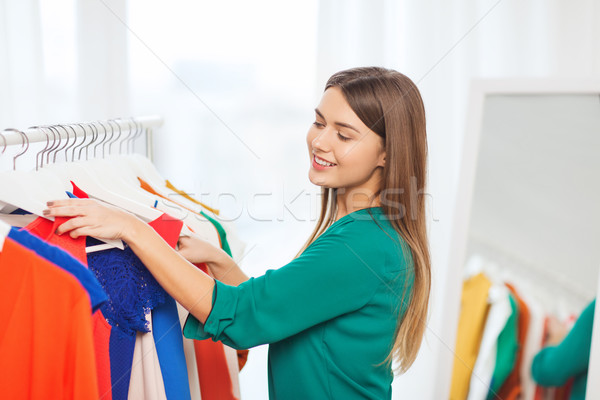 Stock foto: Glücklich · Frau · Auswahl · Kleidung · home · Kleiderschrank