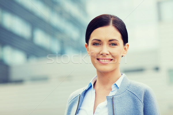 Jungen lächelnd Geschäftsfrau Bürogebäude Geschäftsleute Frau Stock foto © dolgachov