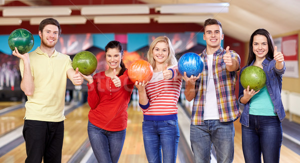 Heureux amis bowling club personnes loisirs Photo stock © dolgachov
