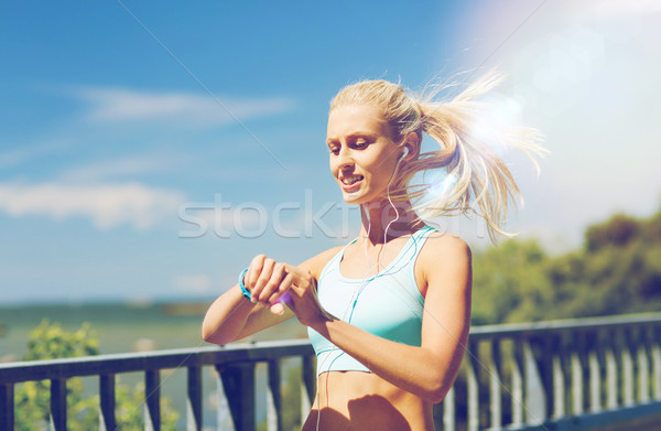 Fericit femeie ritmului cardiac ceas fitness Imagine de stoc © dolgachov