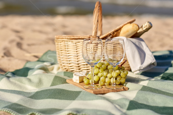 Cesta de picnic copas de vino alimentos playa vacaciones celebración Foto stock © dolgachov