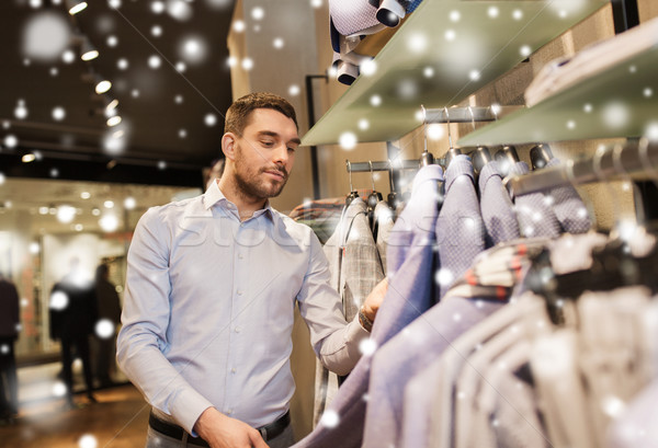 Glücklich junger Mann Auswahl Kleidung Kleidung Laden Stock foto © dolgachov