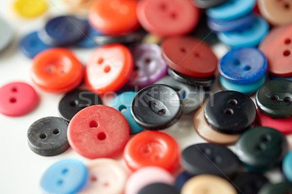Colorat cusut butoane lucru de mana alb Imagine de stoc © dolgachov