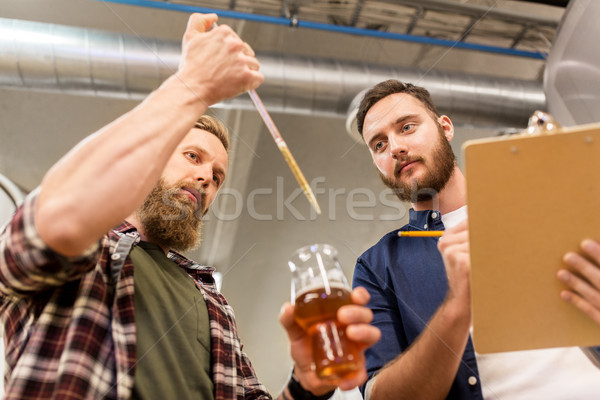 Hommes test bière brasserie alcool production [[stock_photo]] © dolgachov
