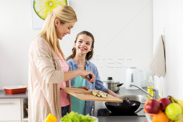 ストックフォト: 幸せな家族 · 料理 · 食品 · ホーム · キッチン · 健康的な食事