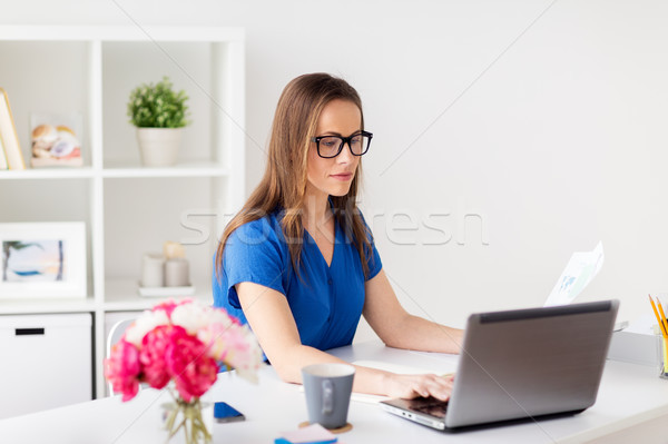 Glücklich Frau Laptop arbeiten Büro zu Hause Geschäftsleute Stock foto © dolgachov