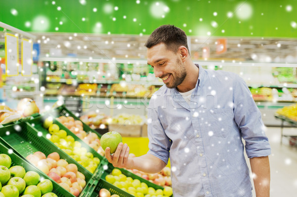 Boldog férfi vásárol zöld almák élelmiszerbolt Stock fotó © dolgachov