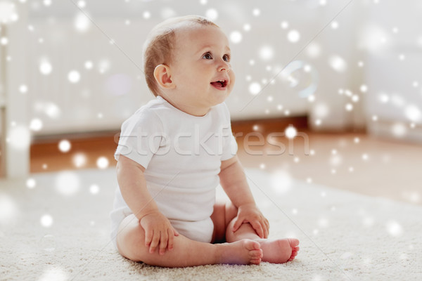 Foto stock: Feliz · bebê · bolhas · de · sabão · casa · infância · pessoas