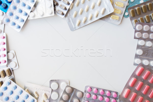 Diferente pílulas cápsulas drogas medicina saúde Foto stock © dolgachov