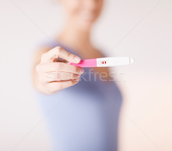 Mulher teste de gravidez mão feliz Foto stock © dolgachov