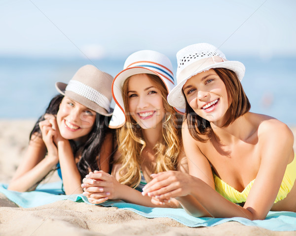 Kızlar güneşlenme plaj yaz tatil tatil Stok fotoğraf © dolgachov