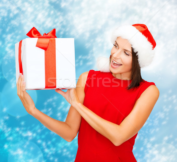 Lächelnde Frau Helfer hat Geschenkbox Weihnachten Stock foto © dolgachov