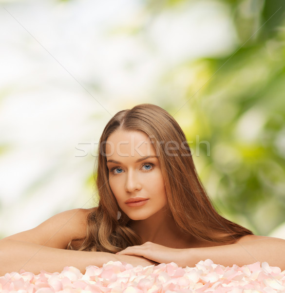 Mulher pétalas de rosa cabelos longos saúde beleza bela mulher Foto stock © dolgachov
