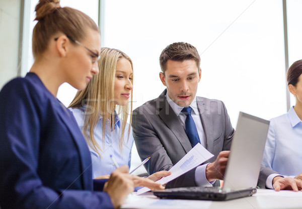 Echipa de afaceri laptop discuţie afaceri tehnologie birou Imagine de stoc © dolgachov