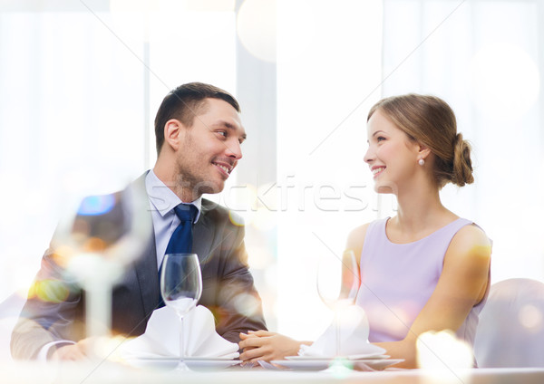 Foto stock: Sorridente · casal · olhando · outro · restaurante · férias