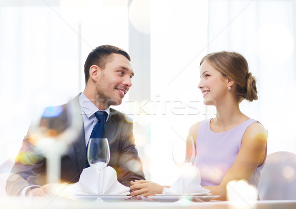 Sonriendo Pareja mirando otro restaurante vacaciones Foto stock © dolgachov