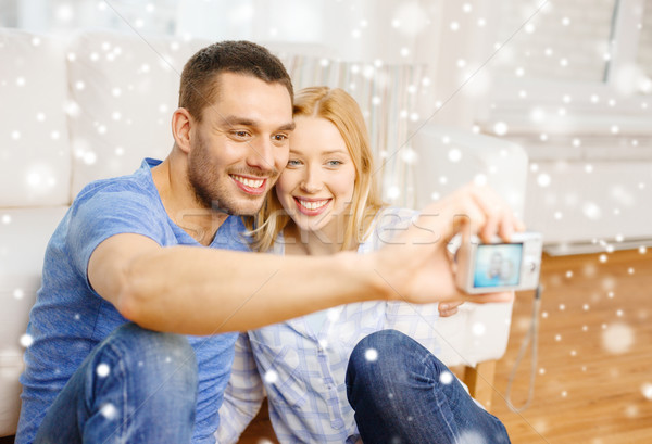 Souriant couple photos appareil photo numérique amour [[stock_photo]] © dolgachov