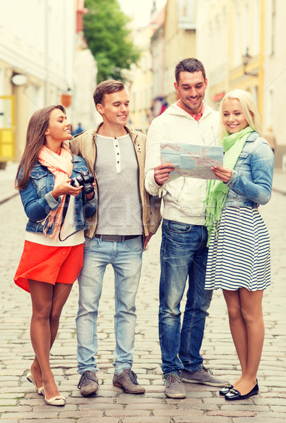 Foto stock: Grupo · sonriendo · amigos · mapa · viaje · vacaciones