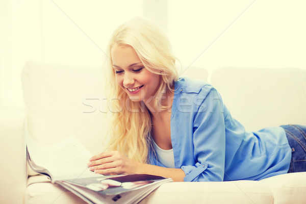 женщину диване чтение журнала домой улыбающаяся женщина Сток-фото © dolgachov