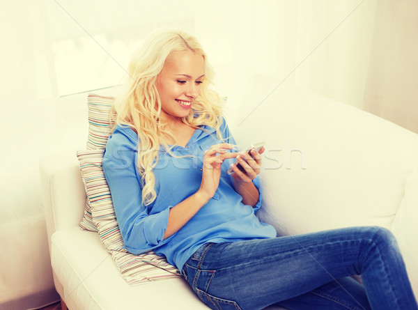 笑顔の女性 スマートフォン ホーム 技術 インターネット ソファ ストックフォト © dolgachov