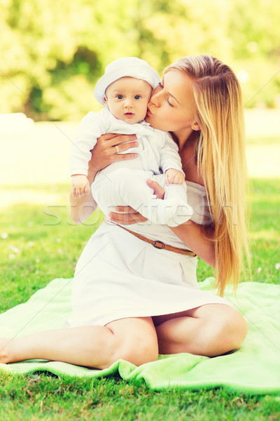 Gelukkig moeder weinig baby vergadering deken Stockfoto © dolgachov