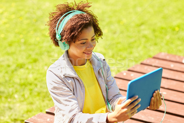 Foto stock: Feliz · africano · mulher · fones · de · ouvido · pessoas