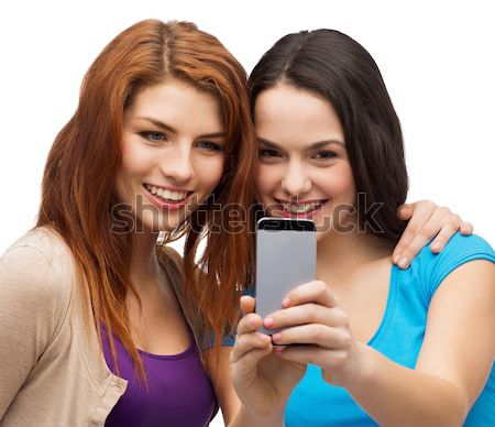 Foto stock: Dos · sonriendo · ninas · tarjeta · de · crédito · compras · en · línea