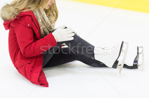 Fiatal nő térd trauma korcsolyázás pálya emberek Stock fotó © dolgachov