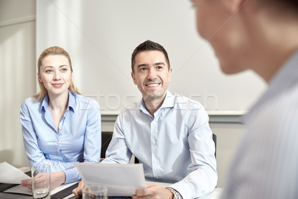 Csoport mosolyog üzletemberek megbeszélés iroda üzletemberek Stock fotó © dolgachov