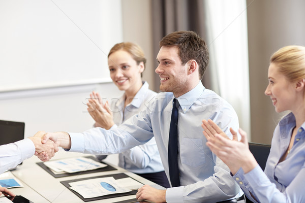 Sorridere squadra di affari stringe la mano ufficio uomini d'affari Foto d'archivio © dolgachov