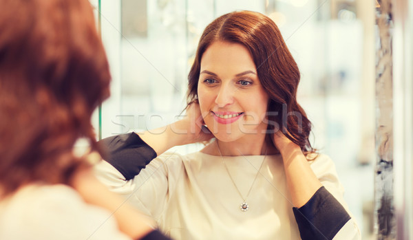 Stockfoto: Gelukkig · vrouw · kiezen · sieraden · store · verkoop