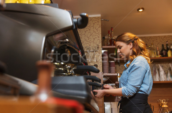 Barista vrouw koffie machine cafe Stockfoto © dolgachov