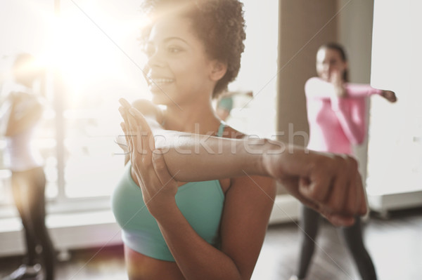 Foto stock: Grupo · sonriendo · personas · baile · gimnasio · estudio