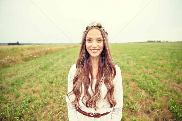 Zâmbitor tineri hippie femeie cereale câmp Imagine de stoc © dolgachov