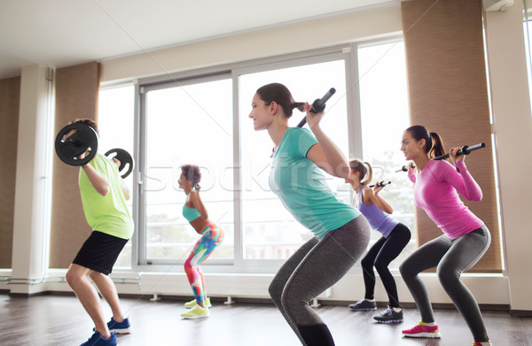 Gruppe Menschen Langhantel Fitnessstudio Fitness Sport Stock foto © dolgachov