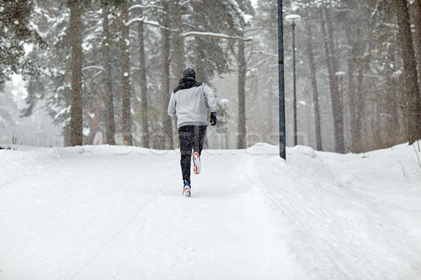 ストックフォト: 男 · を実行して · 雪 · カバー · 冬 · 道路