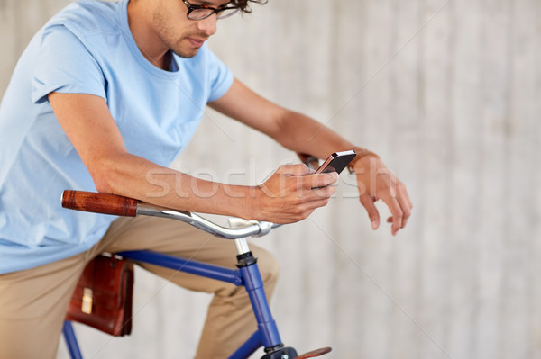 Homme smartphone fixé engins vélo rue [[stock_photo]] © dolgachov