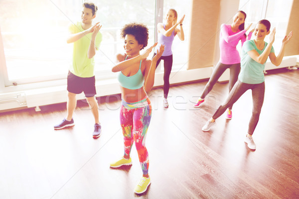 Stockfoto: Groep · glimlachend · mensen · dansen · gymnasium · studio