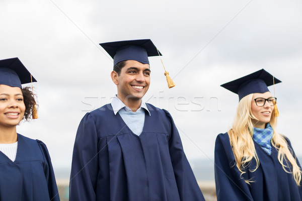 Foto stock: Feliz · estudantes · solteiros · educação · graduação · pessoas