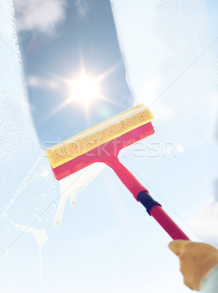 Hand schoonmaken venster spons mensen Stockfoto © dolgachov